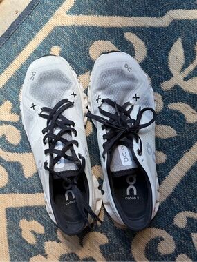On Running White and Black Women's Performance Trainers